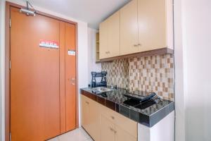 une cuisine avec un évier et un plan de travail dans l'établissement Comfort Living Studio at Margonda Residence 5 Apartment By Travelio, à Depok