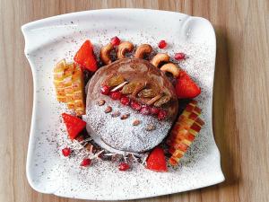 un piatto bianco con dessert, frutta e noci di Hotel Alleyway Express a Kathmandu