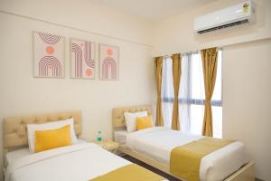 ムンバイにあるZ Bliss Suites, BKCのベッド2台と窓のある寝室 +27枚の写真