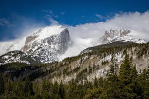 une montagne enneigée avec des arbres devant elle dans l'établissement Elk Haven, à Estes Park