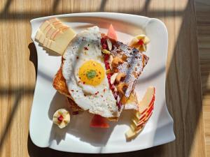un piatto bianco con un uovo sopra un toast di Hotel Alleyway Express a Kathmandu