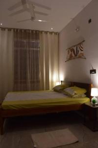 Postel nebo postele na pokoji v ubytování Dalma View Studio Apartment