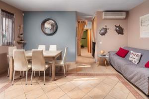 Canillas de AceitunoにあるVilla Marylouのテーブルとソファのあるリビングルーム