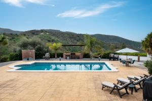 Canillas de AceitunoにあるVilla Marylouのスイミングプール(椅子付)、山々を背景に望むパティオ