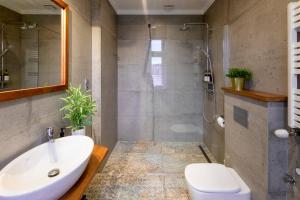Un baño con lavabo, ducha e inodoro. en Discover Krakow Apartments - Lubicz St - Loft - Next to Main Station, AC, en Cracovia 41 fotos más