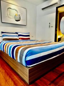 - un lit avec un cadre en bois dans une chambre dans l'établissement DREAMS APARTMENTS by ART PATONG RESIDENCE, à Patong Beach 18 autres photos