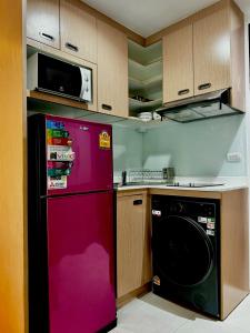 - une cuisine équipée d'un réfrigérateur rose et d'un four micro-ondes dans l'établissement DREAMS APARTMENTS by ART PATONG RESIDENCE, à Patong Beach
