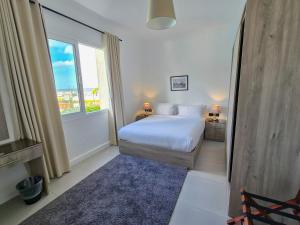 塞得港Palma Hotel的一间带床和大窗户的卧室