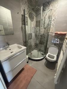 Ванная комната в Lovely Old Town Flat - Les Remparts