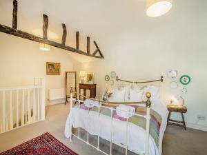 une chambre avec un lit dans une pièce dans l'établissement Uk44006 - Secret Cottage, à Kimbolton