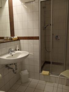 Kylpyhuone majoituspaikassa Hotel Restaurant Bootshaus