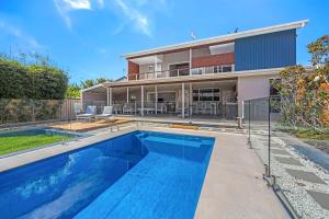 Luxury Beach House - Heated Private Pool & Heated Spa - Fire Pitt - Walk to Beach & Golf内部或周边的泳池