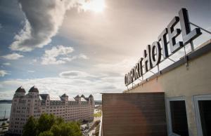 un panneau indiquant un hôtel au-dessus d'un bâtiment dans l'établissement Comfort Hotel Børsparken, à Oslo