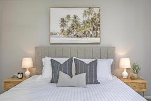 Luxury Beach House - Heated Private Pool & Heated Spa - Fire Pitt - Walk to Beach & Golf客房内的一张或多张床位