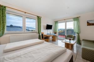 a hotel room with a bed and a large window at Mosel Familienurlaub Zickzack in Thörnich