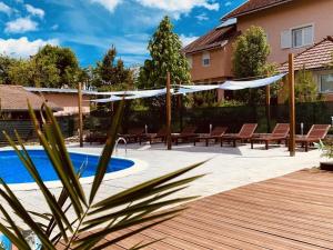 Bazén v ubytování Apartments San nebo v jeho okolí