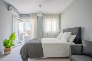 トレモリノスにあるTorremolinos Dream Sea Viewsのベッドと椅子と窓のある寝室 +16枚の写真