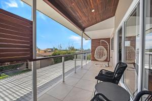 Luxury Beach House - Heated Private Pool & Heated Spa - Fire Pitt - Walk to Beach & Golf的阳台或露台
