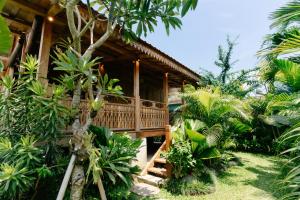 Κήπος έξω από το Serene Wooden House - 1BR Villa Close to Beach