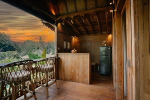 Μπαλκόνι ή βεράντα στο Serene Wooden House - 1BR Villa Close to Beach