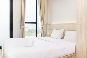 Katil atau katil-katil dalam bilik di Comfortable Studio at Monroe Tower Apartment By Travelio
