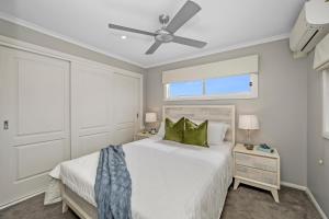 Luxury Beach House - Heated Private Pool & Heated Spa - Fire Pitt - Walk to Beach & Golf客房内的一张或多张床位