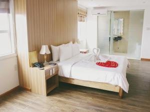 Un dormitorio con una cama con un corazón rojo. en Jasmine Hotel, en Hue