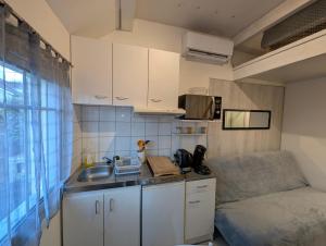 Kuchyň nebo kuchyňský kout v ubytování L'Atelier à 100 m de Tarbes sud