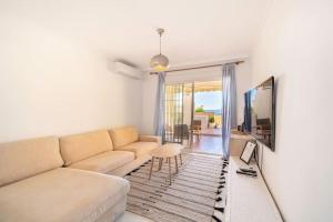 Televízia a/alebo spoločenská miestnosť v ubytovaní 2 Bed Apartment, Big Terrace, Pool, Views + Beach!