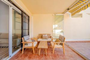 Posedenie v ubytovaní 2 Bed Apartment, Big Terrace, Pool, Views + Beach!