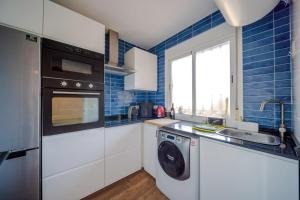 Kuchyňa alebo kuchynka v ubytovaní 2 Bed Apartment, Big Terrace, Pool, Views + Beach!