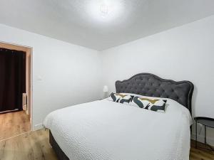 En eller flere senge i et værelse på Escapade confortable et chic parking et vélo-box