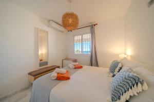 Posteľ alebo postele v izbe v ubytovaní 2 Bed Apartment, Big Terrace, Pool, Views + Beach!