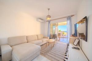 Televízia a/alebo spoločenská miestnosť v ubytovaní 2 Bed Apartment, Big Terrace, Pool, Views + Beach!