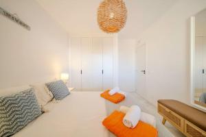 Posteľ alebo postele v izbe v ubytovaní 2 Bed Apartment, Big Terrace, Pool, Views + Beach!