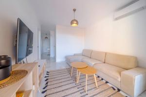 Televízia a/alebo spoločenská miestnosť v ubytovaní 2 Bed Apartment, Big Terrace, Pool, Views + Beach!