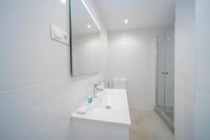Kúpeľňa v ubytovaní 2 Bed Apartment, Big Terrace, Pool, Views + Beach!