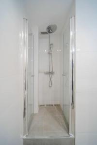 Kúpeľňa v ubytovaní 2 Bed Apartment, Big Terrace, Pool, Views + Beach!
