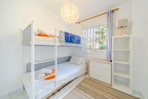 Posteľ alebo postele v izbe v ubytovaní 2 Bed Apartment, Big Terrace, Pool, Views + Beach!
