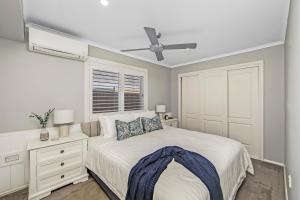 Luxury Beach House - Heated Private Pool & Heated Spa - Fire Pitt - Walk to Beach & Golf客房内的一张或多张床位