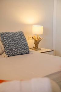 Posteľ alebo postele v izbe v ubytovaní 2 Bed Apartment, Big Terrace, Pool, Views + Beach!