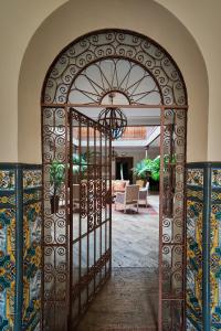 an open gate to a house with a living room at Hotel Rural La Vida de Antes in Consuegra