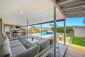 Luxury Beach House - Heated Private Pool & Heated Spa - Fire Pitt - Walk to Beach & Golf内部或周边的泳池
