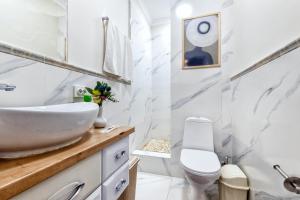 a bathroom with a sink and a toilet at Абсолютно новая евродвушка у Экспо in Prigorodnyy +22 photos