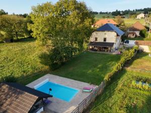 an aerial view of a house with a swimming pool at Le Grenier - Chambre d'hôtes in Thusy