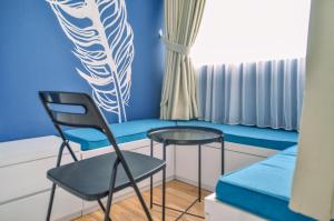 Posezení v ubytování Nice and Cozy Studio at Paddington Heights Apartment By Travelio