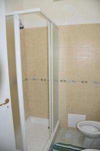 ナポリにあるドムス ブラッコのバスルーム(シャワー、トイレ付)