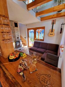 un soggiorno con divano e tavolo con cibo di Vineyard cottage Matej a Trebnje Altre 40 foto