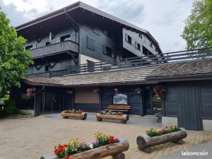 a building with flowers in front of it at Mon petit coin de paradis in Saint-Gervais-les-Bains