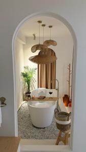 Et badeværelse på Luxury 2BHK Escape with Hot Tub